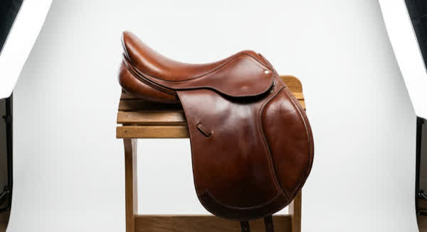 Sattel kaufen – eleganter Dressursattel auf Sattelständer